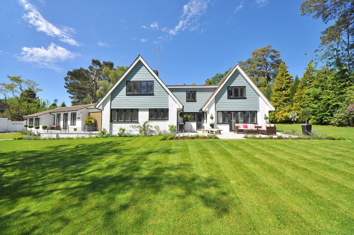 Example of a professionally maintained lawn