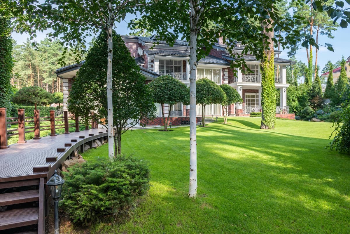 Example of a professionally maintained lawn